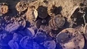 S-a dus să îşi sape porumbul şi a dat peste o adevărată comoară: Peste 700 de monede din aur și argint datând din perioada Războiului Civil au fost găsite de american
