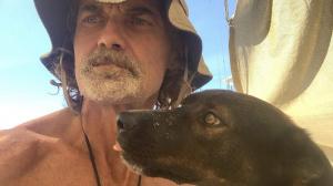 Un marinar a naufragiat luni de zile în Oceanul Pacific, împreună cu câinele său. Sacrificiile prin care a trecut bărbatul, pentru a supravieţui