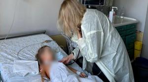 "Inima fiului meu bate!" Momentul sfâșietor în care o mamă ascultă inima băiețelului ei bătând în pieptul altui copil, după un transplant în premieră efectuat în Ucraina