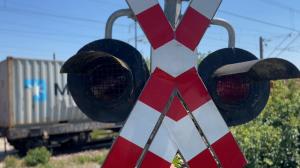 "I-a murit motorul pe calea ferată". Cum şi-a condus Alina întreaga familie spre moarte pe calea ferată din Bacău. Resturi din maşină împrăştiate încă pe sute de metri