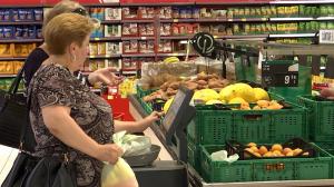 "Marea ieftineală" de la 1 august aduce şi scumpiri. Cât vor costa pâinea, laptele şi carnea după plafonarea TVA: "E ca un Black Friday românesc"