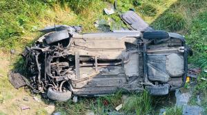 Un tânăr de 21 de ani a căzut cu maşina într-o râpă, după ce a pierdut controlul volanului pe un drum din Iaşi