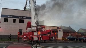 Sediul unui service auto din Satu Mare, mistuit de flăcări. Incendiul s-a întins pe o suprafaţă de aproape 1000 de metri pătraţi