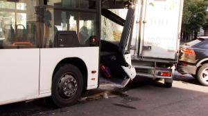 ANIMAŢIE. Cum s-a produs accidentul de pe Calea Dorobanți. Autobuzul STB plin cu pasageri abia plecase din staţie. Două ipoteze: de ce nu a frânat şoferul