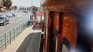 Femeia strivită de tramvai în Arad îşi ajuta fiica de 12 ani, cu handicap, să coboare în staţie. Vatmanul a închis uşile prea devreme şi a târât-o sub roţi