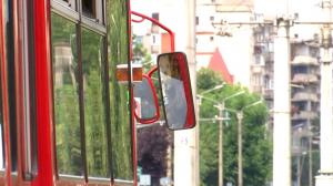 Filmul morţii femeii de 55 de ani din Arad, târâtă şi strivită sub tramvai. Colegii îi iau apărarea vatmanului: "La ultima uşă nu îşi mai dă seama ce face"