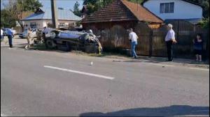 Trei persoane rănite în urma unui accident, în Bacău. O maşină s-a răsturnat după ce a fost lovită în timpul unui viraj de un vehicul aflat în depăşire