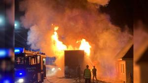 Un camion a ars ca o torţă pe un drum naţional din Braşov. Pompierii au reuşit să stingă flăcările care au "înghiţit" remorca