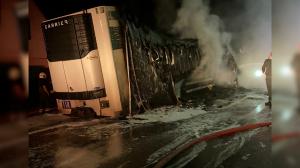 Un camion a ars ca o torţă pe un drum naţional din Braşov. Pompierii au reuşit să stingă flăcările care au "înghiţit" remorca