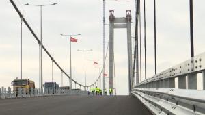 Reacţia lui Grindeanu la denivelările apărute pe Podul de la Brăila. A dat vina pe şoferii care nu respectă restricţiile de tonaj
