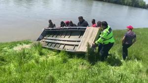 Un cadavru în stare avansată de putrefacție găsit pe malul râului Mureș. Se crede că ar fi fetița dispărută de 1 Mai, când o barcă cu 12 oameni s-a răsturnat