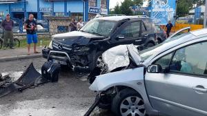 Carambol cu 4 răniți în Drobeta Turnu Severin. Un șofer a pierdut controlul volanului și s-a izbit violent de o mașină în mers, care a ricoșat într-una parcată