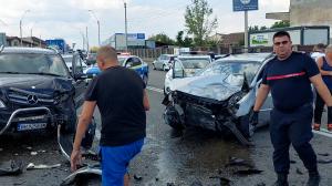 Carambol cu 4 răniți în Drobeta Turnu Severin. Un șofer a pierdut controlul volanului și s-a izbit violent de o mașină în mers, care a ricoșat într-una parcată