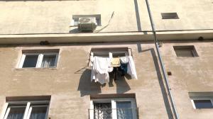 "A fost un norocos". Un copil de 2 ani a supraviețuit ca prin minune, după ce a căzut de la etajul 4 în Sibiu. Mama nu a vrut să sune la 112