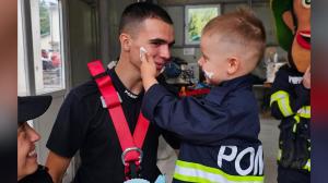 Cea mai frumoasă aniversare: Dima, un băieţel de 4 ani, sărbătorit de pompierii din Botoşani cu tort. A primit chiar şi uniformă şi cască de protecţie