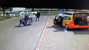 S-au băgat cu scuterul în maşina unei femei şi i-au furat 50.000 de euro într-o clipă de neatenţie. Jaf ca în filme, dat de doi bărbaţi în Capitală