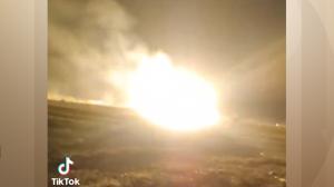 ANIMAŢIE. Imaginea care arată amploarea exploziei din Crevedia: cum a fost aruncată o bucată de câteva tone din cisternă la 1 km distanţă