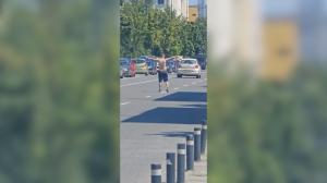 De la Untold, direct pe mijlocul drumului. Un petrecăreț întârziat și-a continuat distracția printre mașini în Cluj