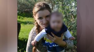Alexandra, tânăra chinuită 9 ore în Maternitatea din Botoşani, ar fi împlinit azi 26 de ani. A lăsat în urmă doar o familie distrusă şi un altar de flori