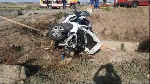 Impact fatal pe o şosea din Iaşi: O persoană a murit, după ce maşina în care se afla a fost aruncată de un TIR într-un şanţ