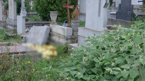 "O întâmplare nefericită". A mers la cimitir să pună flori la mormântul soţului ei, dar a murit la câţiva metri, după ce a stat patru ore prinsă sub o cruce grea