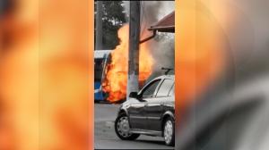 Un autobuz electric nou-nouţ a ars ca o torţă pe o şosea din Brăila. În ce stare e şoferul care se afla în mijlocul de transport