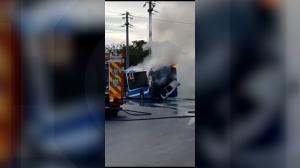 Un autobuz electric nou-nouţ a ars ca o torţă pe o şosea din Brăila. În ce stare e şoferul care se afla în mijlocul de transport