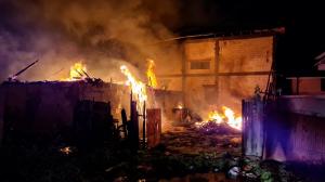 Incendiu puternic la o casă din Vaslui. Într-una dintre camere, pompierii au găsit un bărbat în comă alcoolică