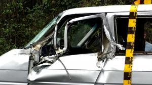 Două microbuze distruse, după ce au fost acroşate şi târâte câţiva metri de un TIR pe contrasens, în Mehedinţi: 5 pasageri răniţi