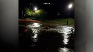 "Au băgat rechini aici. Uite cât e apa!" Prăpăd în Craiova după codul roșu de furtuni. Orașul a fost măturat de ploi torențiale și vijelii