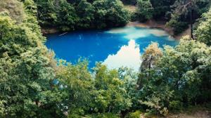 Singurul lac din lume care își schimbă culoarea în funcție de anotimp se află în România