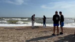 Misterul din jurul morții lui DJ Lalla, tânăra găsită moartă pe o plajă din Constanța. Inițial s-a crezut că este un manechin de plastic