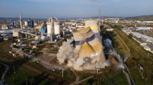 Momentul imploziei spectaculoase de la Combinatul Azomureş. Turn industrial de 50 de metri, detonat cu dinamită pentru a construi un parc fotovoltaic