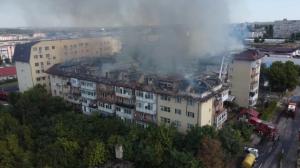 Incendiu violent în Craiovița Nouă. Ard trei blocuri din cel mai populat cartier al Craiovei. Focul a plecat de la o mansardă