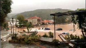 20 de români rupţi de lume în satul Lefokastro din Grecia. Au cerut ajutorul Consulatului României după ce maşinile le-au fost distruse de viitură