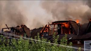 Filmul incendiului din Craiova, unde localnicii s-au panicat şi au sărit la scandal cu pompierii. "Deci, rămân fără casă!"