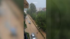 Imagini dramatice în Grecia: Oameni luaţi de ape şi oraşe transformate în lacuri. În doar 24 de ore, a plouat cât pentru un an întreg, 800 de litri pe metru pătrat