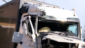Momentul când un șofer de TIR pierde controlul volanului și distruge o casă în Mureș. O persoană a scăpat ca prin urechile acului de impactul devastator
