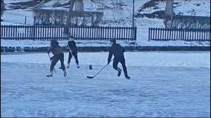 Distracție periculoasă pe Lacul Noua din Brașov. Copiii se joacă hochei, deși la marginea lacului gheaţa este crăpată 