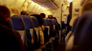Individul care s-a tăiat cu lama în avionul TAROM este un infractor periculos. Filmul unei curse de coşmar