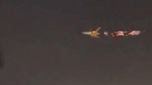 Avion Boeing, în flăcări după ce unul dintre motoare a luat foc