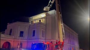 Misiune de salvare inedită. Pompierii, chemaţi să salveze o pisică de pe acoperişul Teatrului din Botoșani