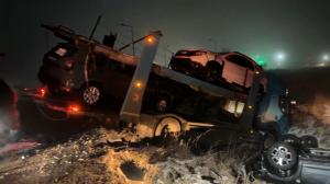 Şase maşini distruse, după ce o platformă auto a ajuns într-un şanţ, în Argeş. Şoferul nu a mai văzut şoseaua din cauza ceţii