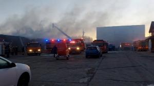 Incendiu violent la depozitele unei fabrici din Timiş. Zeci de pompieri s-au luptat mai bine de două ore cu focul