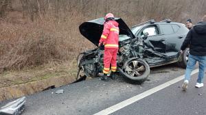 Şoferiţă moartă la volanul unui Volkswagen, după un accident înfiorător pe Dealul Balota din Mehedinți. Ar fi intrat în depăşire pe linie continuă