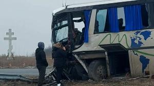 “Doi bătrâni au zburat prin geam“. Greşeala şoferului de TIR care a băgat 11 oameni în spital, după ce a lovit un autocar, în Timiş