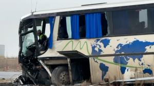 “Doi bătrâni au zburat prin geam“. Greşeala şoferului de TIR care a băgat 11 oameni în spital, după ce a lovit un autocar, în Timiş