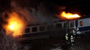 "S-au băgat în flăcări şi i-au scos". Un tren de călători a luat foc pe ruta Galaţi-Cluj. Doi poliţişti au salvat din infern zeci de oameni rămaşi captivi în vagoane