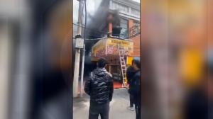 Aproape 40 de morţi, în urma unui incendiu care a cuprins 3 etaje dintr-un magazin, în China. Greşeala unor muncitori a dus la tragedie