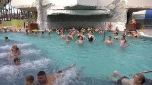 Complexul acvatic unde turiştii s-au refugiat de frigul de afară. Cât costă o zi de relaxare la piscina termală: "Îmi face foarte bine"